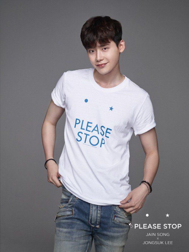 Lee Jong Suk diện chiếc áo ủng hộ cho chiến dịch