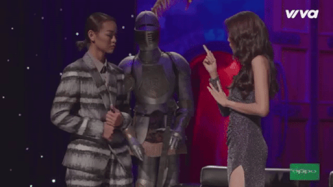 Teaser The Face tập 7: Quỳnh Mai hốt hoảng khi Lan Khuê “đòi”… hôn! Ảnh 2