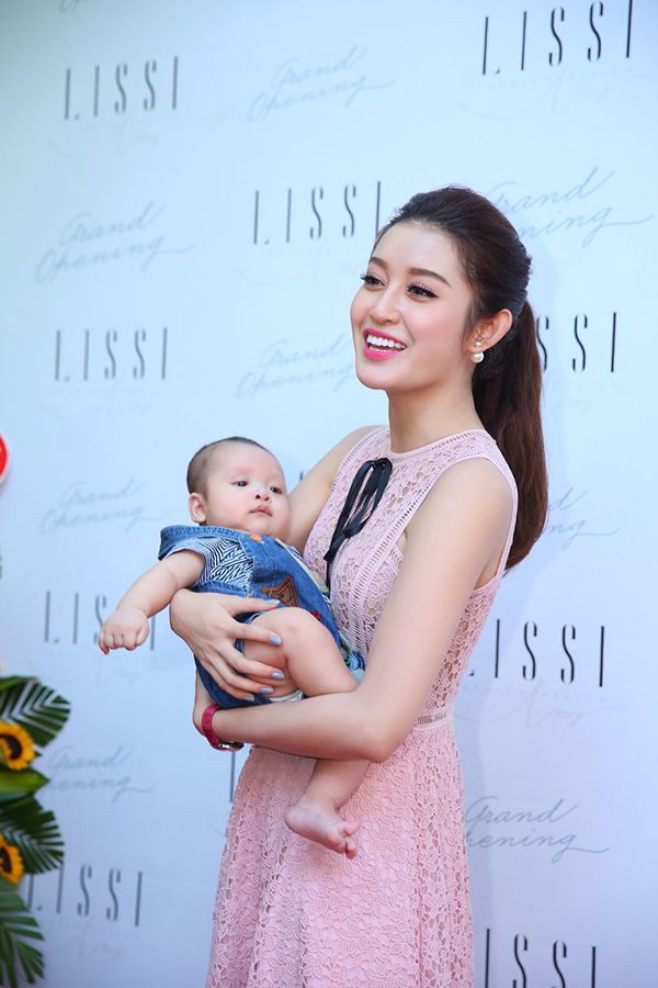 Nhí nhảnh, khi bế em bé - con của một người bạn.