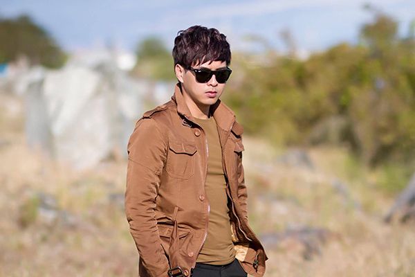 Chùm ảnh mới nhất được nam ca sĩ chụp tại Vancover, Canada trong chuyến lưu diễn vừa qua. Vancover là địa điểm mà mỗi năm Hồ Quang Hiếu đều sang đây diễn ít nhất 1 lần.