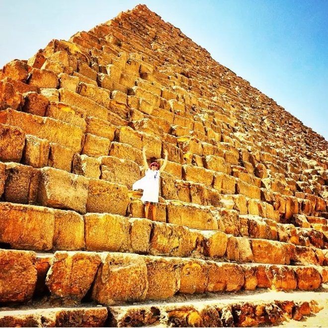 Tại Ai Cập, Gleason may mắn được vào tham quan bên trong các kim tự tháp. Nhưng cậu thất vọng kể lại: "Chẳng còn gì để xem trong các kim tự tháp, tất cả các bảo vật đã bị chuyển đi nơi khác."