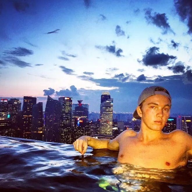 Một trong những nơi tuyệt vời mà Gleason yêu thích là bể bơi SkyPark ở khách sạn Marina Bay Sands, Singapore.