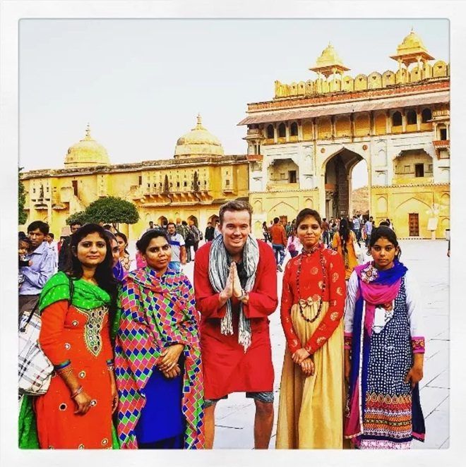 "Những điều tôi đã trải qua, các nền văn hóa mà tôi chứng kiến, những người tôi đã gặp - kể cả những điều tốt và xấu, đều đem lại cho tôi kinh nghiệm và những bài học giá trị. Tôi cảm thấy biết ơn tất cả." - Gleason chia sẻ.