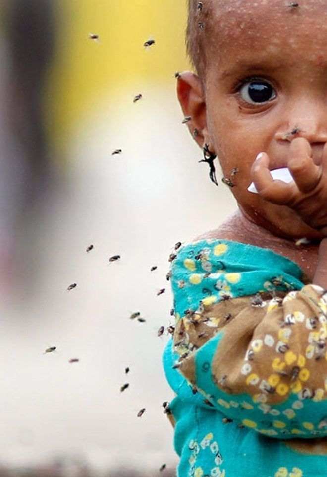 Một bé gái ở Garhi Khairo, gần Jacobabad, tỉnh Sindh, Pakistan. Bức ảnh được chụp ngày 27/8 năm 2010.