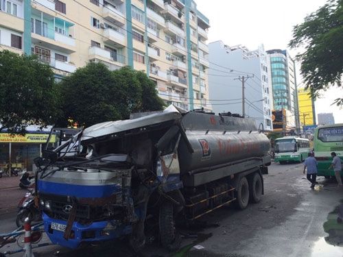 xe-bon-tong-xe-buyt-o-sai-gon-hon-10-nguoi-thoat-chet-29-111150