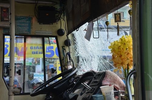 xe-bon-tong-xe-buyt-o-sai-gon-hon-10-nguoi-thoat-chet-29-111152