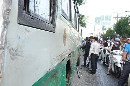 xe-bon-tong-xe-buyt-o-sai-gon-hon-10-nguoi-thoat-chet-29-111155