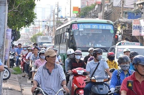 xe-bon-tong-xe-buyt-o-sai-gon-hon-10-nguoi-thoat-chet-29-111159