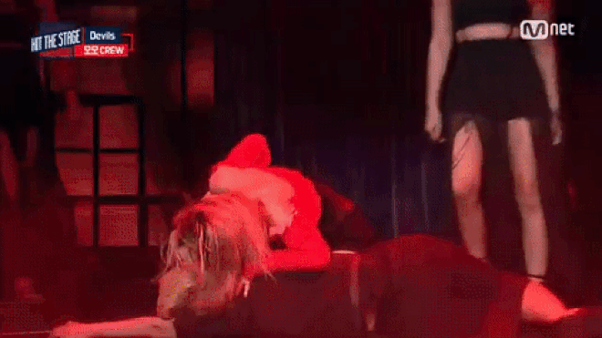 Vừa nhận ‘gạch đá’, Momo (TWICE) lại được khen vì màn hoá ma cà rồng rợn gáy Ảnh 2