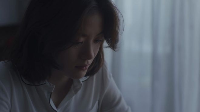 Hình ảnh khi Vaew phát hiện hóa ra tình yêu của Best vẫn luôn hiện diện xung quanh cô.