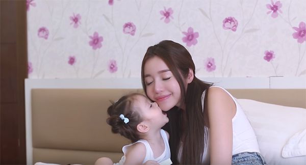 Khoảnh khắc bình yên của Elly Trần bên Cadie và Alfie.