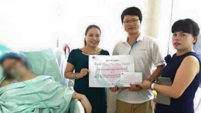 Hai người phụ nữ đang trao quà giúp đỡ cho gia đình chị Trâm.