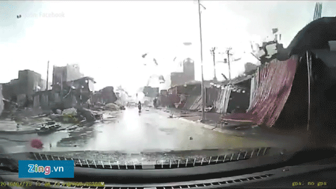 Vòi rồng thổi bay hàng chục mái nhà ở Bắc Ninh Ảnh 2