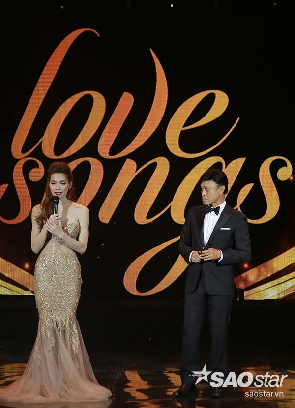 Cô ngại ngùng khi được nam danh ca hết lời khen.