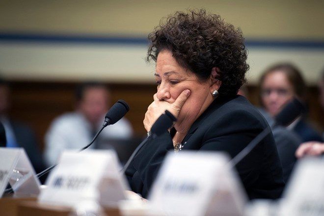 Bà Katherine Archuleta, giám đốc Văn phòng quản lý nhân sự (OPM) bất lực trước những truy vấn trong buổi điều trần trước quốc hội hồi tháng 6/2015 về những biện pháp an ninh mạng yếu kém. Ảnh: AP