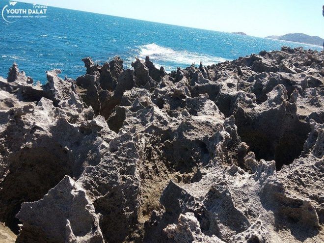 Mọi người thi nhau check-in, măng đá bị những gót giày thô lỗ giẫm gãy ngang. Ảnh: Internet