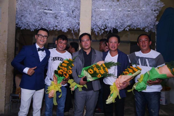 Hoàng Bách chụp hình lưu niệm cùng Sài Gòn Boys