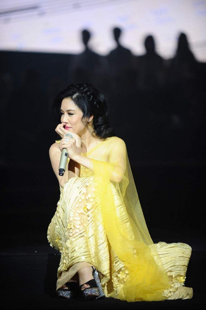 Thu Phuong khóc khi nhắc lại kỷ niệm trước khi hát Đêm nằm mơ phố