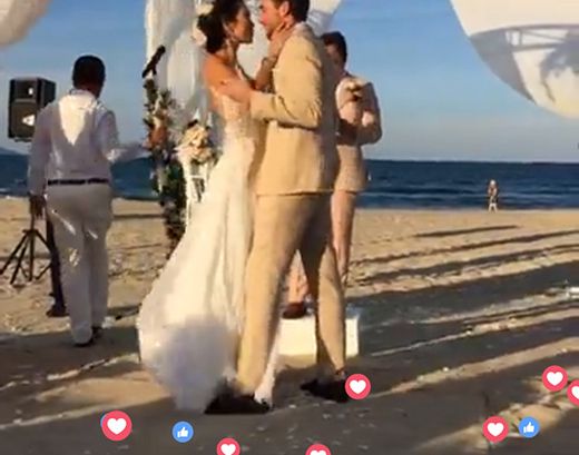 Không quên trao nhau nụ hôn ngọt ngào.