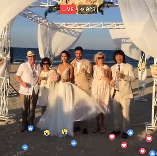 Vợ chồng Hà Anh chụp cùng bố mẹ hai bên gia đình