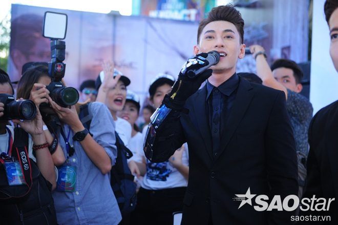 Trưởng nhóm Isaac nhiệt tình giao lưu với các fan.