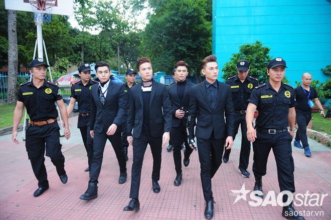 Ngay sau đó, 4 nam thần nhóm 365 xuất hiện trong sự hò reo của người hâm mộ.