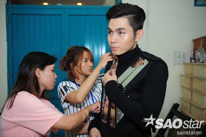 Jun được ê-kíp hỗ trợ thay trang phục.