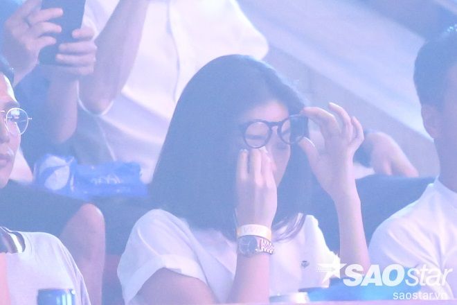 Cô nghẹn ngào bật khóc khi nhìn những giọt nước mắt của nhóm 365.