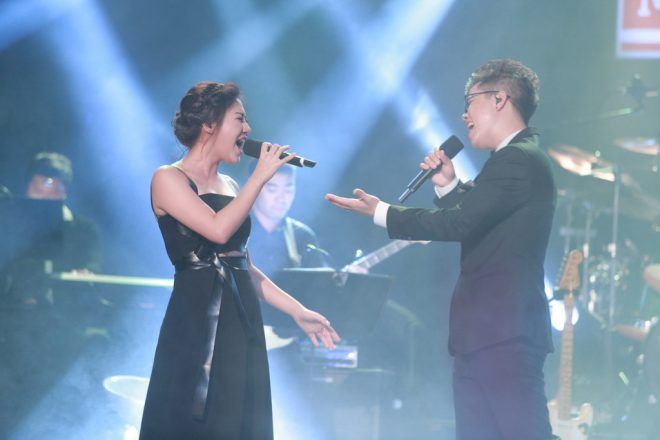 Đinh Mạnh Ninh chia sẻ: “Bình thường Văn Mai Hương rất sợ nhìn vào ánh mắt của tôi, nhưng không hiểu sao hôm nay cô ấy dạn dĩ như vậy. Có thấy ngại ngùng gì đâu”. Trước đo, giọng ca sinh năm 1988 cho hay, sở dĩ anh mời Văn Mai Hương tham gia vào liveshow đầu tay của mình là cô vừa mới chia tay người yêu.