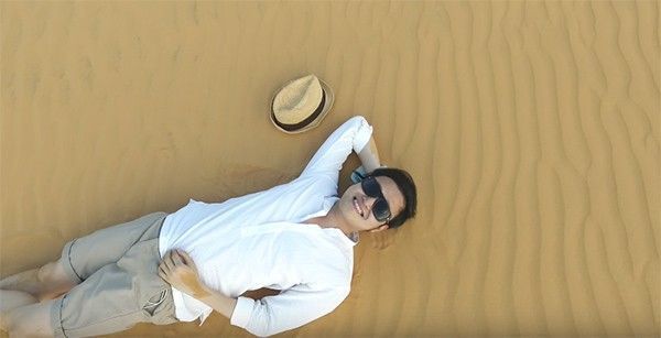 "Hoàng tử sơn ca" Quang Vinh thích thú giữa bãi cát trắng của Phan Thiết.