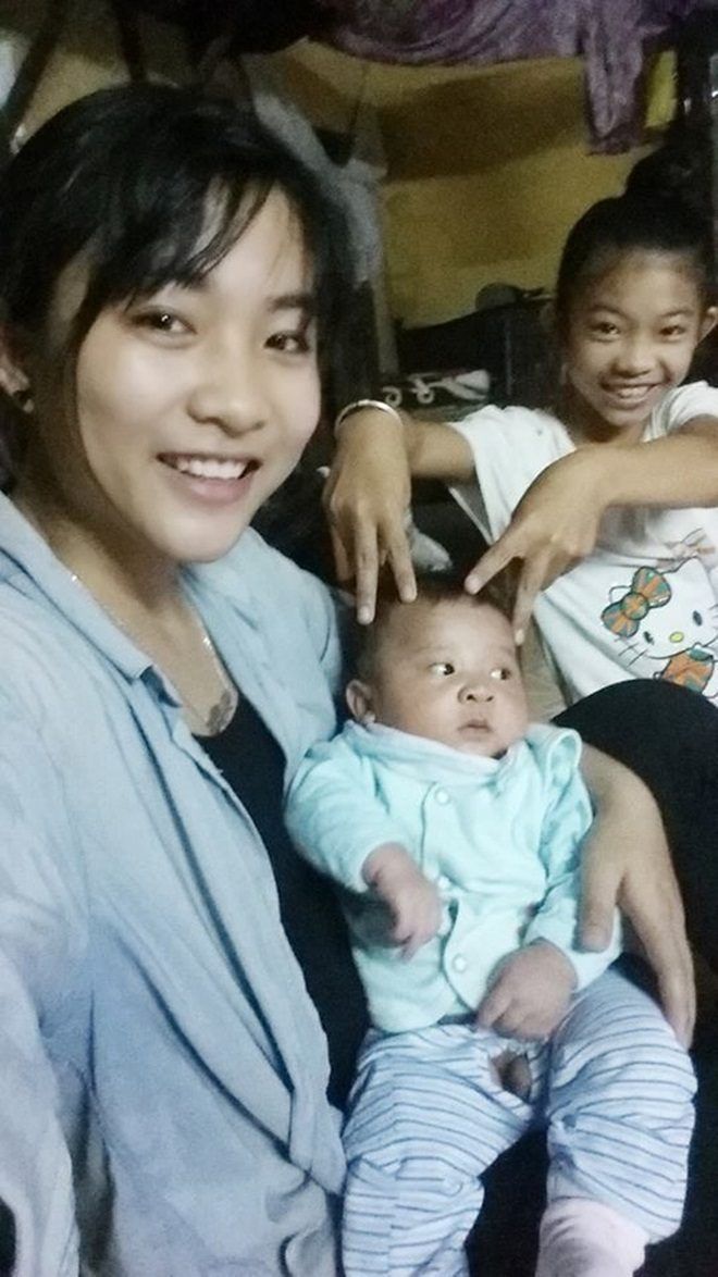 Ba chị em nhà Oanh đều cách nhau mỗi đứa 10 tuổi, bố mẹ sinh thưa nên trong nhà cũng lắm chuyện buồn cười.