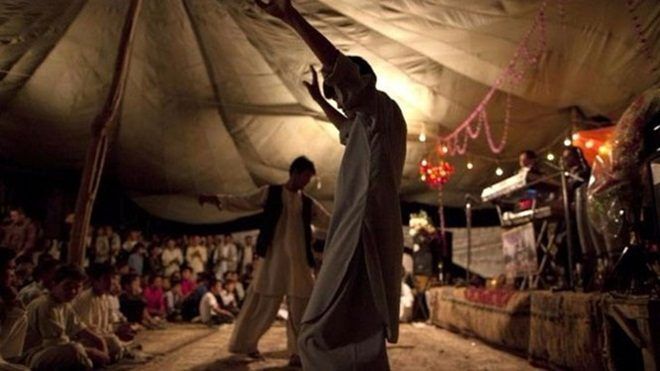 giao-si-hoi-giao-60-tuoi-cuoi-be-gai-6-tuoi-duoc-tang-lam-qua-35-153015