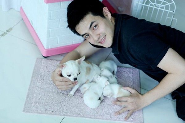 Hình ảnh Ông Cao Thắng bên các chú chó con không còn xa lạ với người hâm mộ.