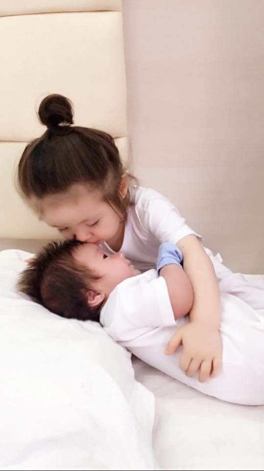 Hinh ảnh đầu tiên về bé Alfie Túc Mạch được Elly Trần tiết lộ vào ngày 5/1/2016 khiến người hâm mộ xôn xao và bấn loạn. Đặc biệt, không ngớt lời khen vẻ đáng yêu của hai chị em Cadie.