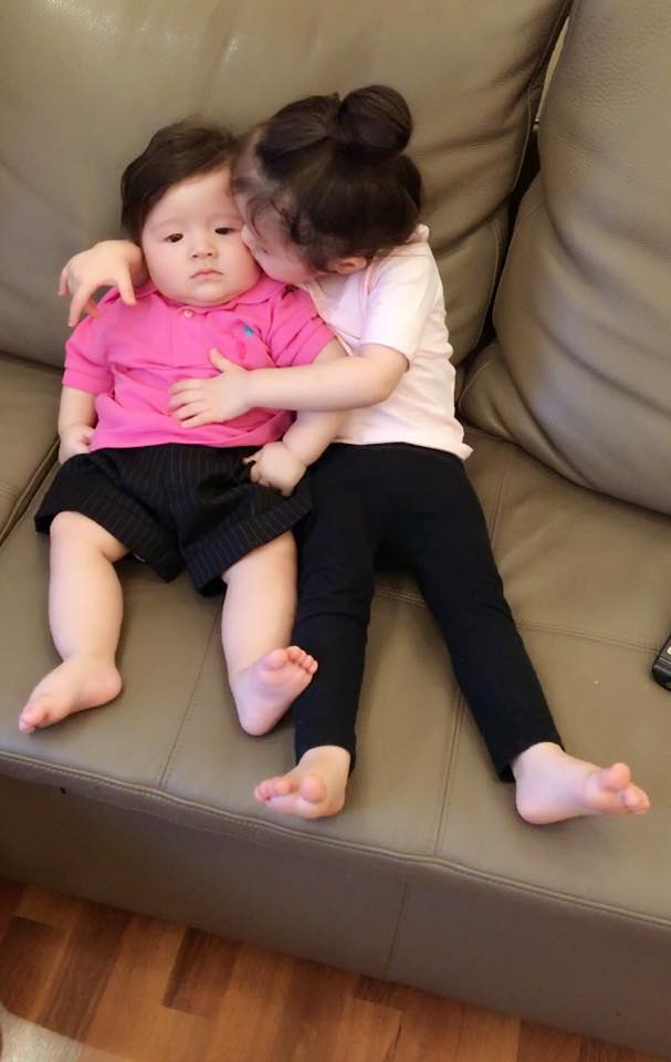 Bé Cadie rất thích được hôn má em trai mọi lúc mọi nơi.