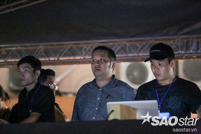 Ông bầu Quang Huy đầy lo lắng phía sau hậu trường.