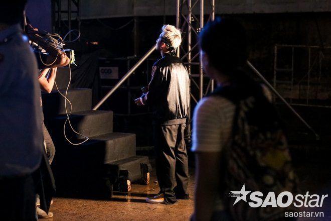 Khoảng 8h30, Sơn Tùng xuất hiện tại sân NVH Thanh Niên, chuẩn bị sẵn sàng lên sân khấu.