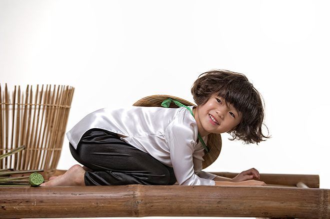 Bộ ảnh mới của bé Nguyệt Cát được thực hiện bởi nhiếp ảnh gia Quốc Huy, trang phục: NTK Việt Hùng.