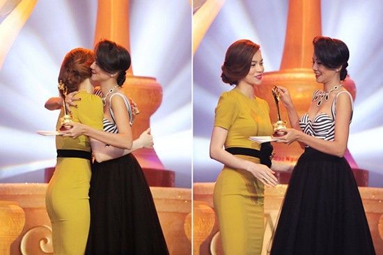 Ôm nhau tình cảm trên sân khấu...