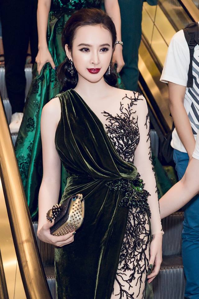 Angela Phương Trinh thu hút hàng ngàn ống kính máy ảnh hướng về mình khi tham dự một sự kiện. Chọn cách chải hết phần tóc phía sau rồi thắt nhẹ phía sau một cách hờ hững giúp khéo léo khoe trọn nét đẹp trên khuôn mặt cô. Bộ đầm độc đáo của NTK Công Trí càng khiến thần thái của Angela Phương Trinh thêm quyến rũ.