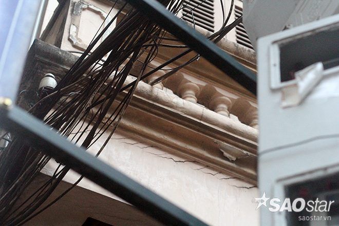 Không chỉ vậy, căn nhà còn xuất hiện nhiều vết rạn nút và tọa lạc ngay sát cột điện chính. Vì vậy, nếu trường hợp không may xảy ra còn ảnh hưởng lớn đến hệ thống điện ở tổ dân phố.