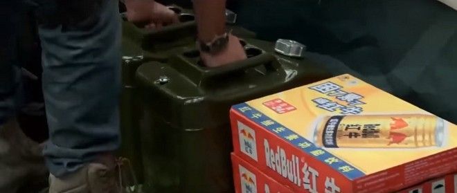 Đi thám hiểm khu lăng mộ cũng phải đem cả thùng Redbull đi cùng.