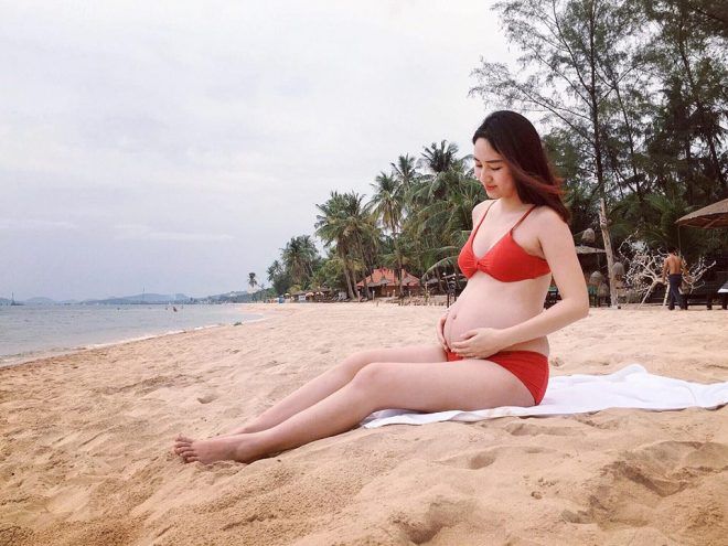 Trà My khoe bụng bầu 5 tháng với bikini đỏ ở Phú Quốc.