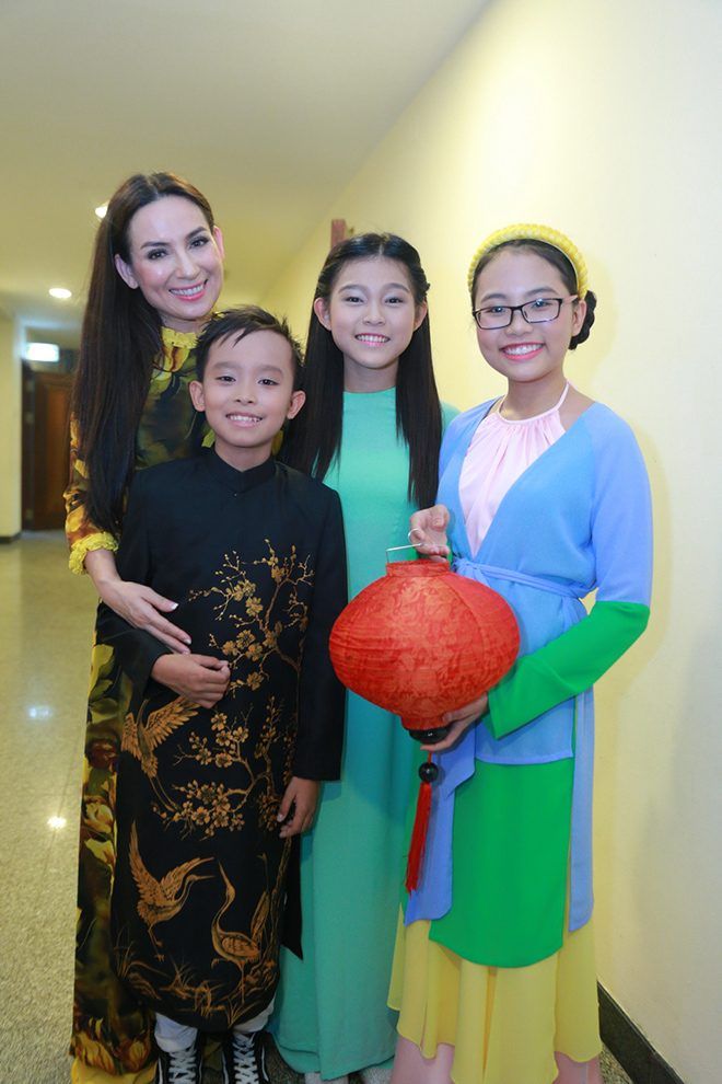 Cũng trong hậu trường, Hồ Văn Cường có dịp gặp gỡ với "chị Bảy" Phương Mỹ Chi.