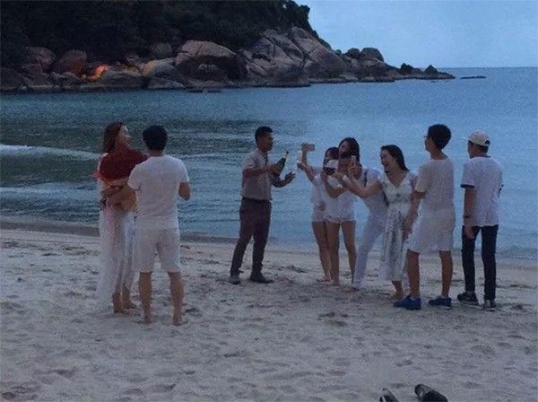 Hình ảnh được cho là Chu Đăng Khoa đang cầu hôn Hồ Ngọc Hà.