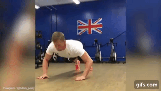 Kinh ngạc màn chống đẩy chất hết nấc của ‘chàng trai vàng’ bơi lội Ảnh 2