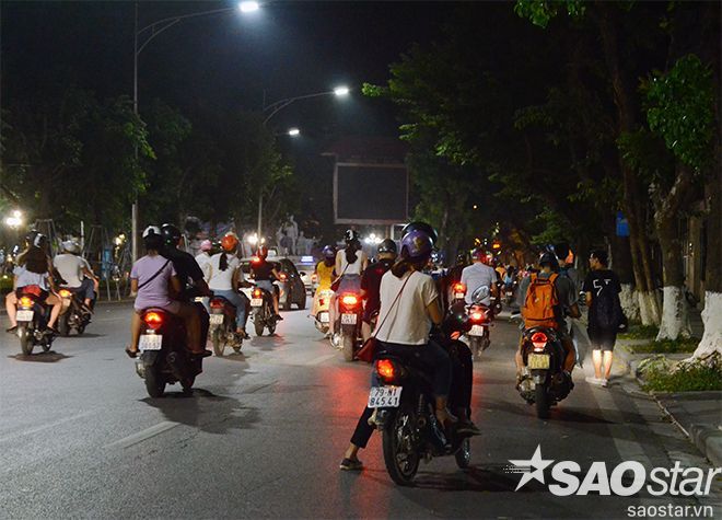 Người dân tập trung như trẩy hội trên các tuyến phố để chơi trò chơi này. Tình trạng này rất dễ xảy ra tai nạn giao thông.