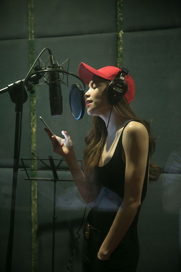 Sau thời gian dài phát hành những bản ballad ngọt lịm, cuối cùng Hà Hồ đã trở lại với thế mạnh nhạc dance.