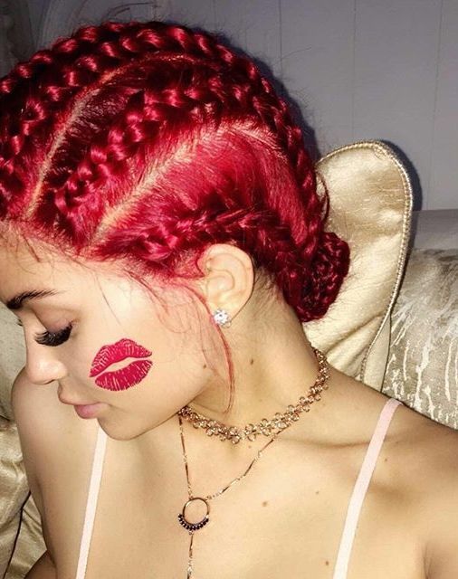 Cô nàng khoe mái tóc đỏ rực và đôi môi đỏ rực in lên má trên snapchat.