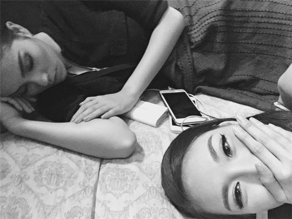 Lan Khuê nhí nhảnh ghi lại hình ảnh Phạm Hương đang ngủ gật.